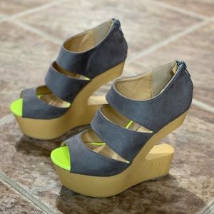 NWT Women’s neon green and gray high heel shoes in size 6